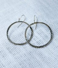 Laden Sie das Bild in den Galerie-Viewer, Sterling Silver Hoop Earrings