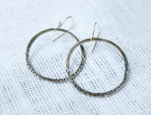 Laden Sie das Bild in den Galerie-Viewer, Sterling Silver Hoop Earrings