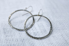 Laden Sie das Bild in den Galerie-Viewer, Sterling Silver Hoop Earrings