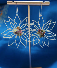Laden Sie das Bild in den Galerie-Viewer, Sterling Silver Tourmaline Flower Earrings