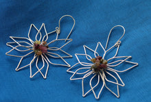 Laden Sie das Bild in den Galerie-Viewer, Sterling Silver Tourmaline Flower Earrings