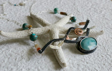 Laden Sie das Bild in den Galerie-Viewer, Larimar Ocean View Sterling Silber und Kupfer Anhänger