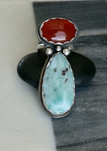 Laden Sie das Bild in den Galerie-Viewer, Sterling-Silberring mit roter Karneol- und Larimarpatina