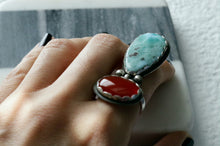 Laden Sie das Bild in den Galerie-Viewer, Sterling-Silberring mit roter Karneol- und Larimarpatina