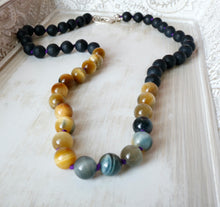 Laden Sie das Bild in den Galerie-Viewer, Hand Knotted Necklaces
